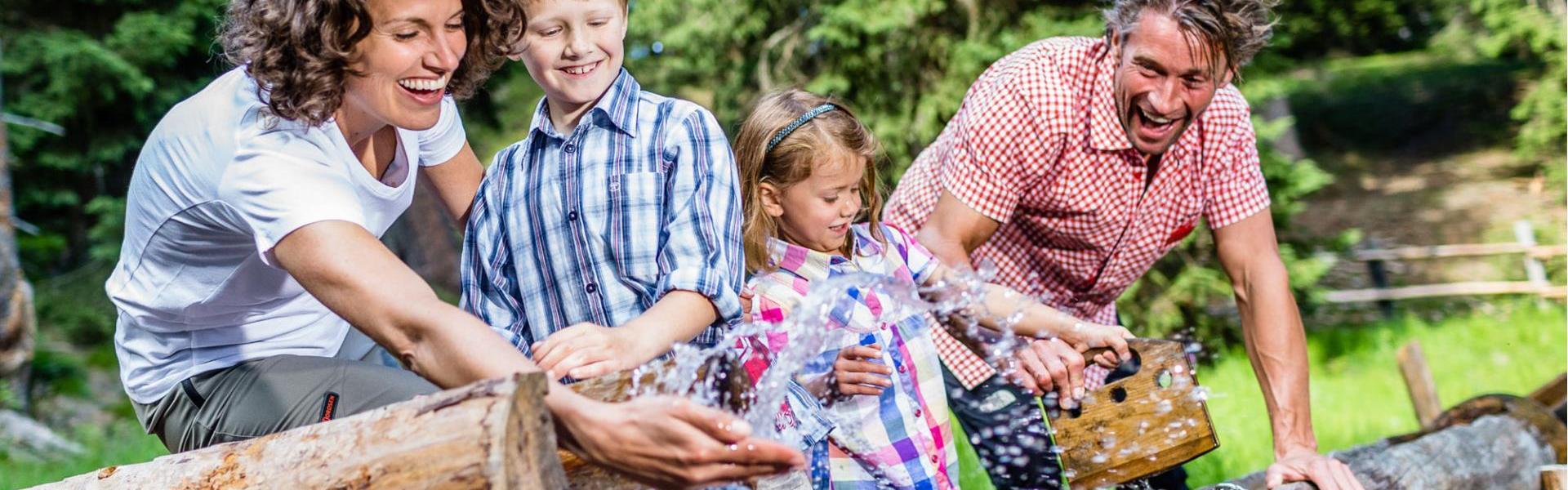 tst-druck-menschen-familie-wasserspielplatz